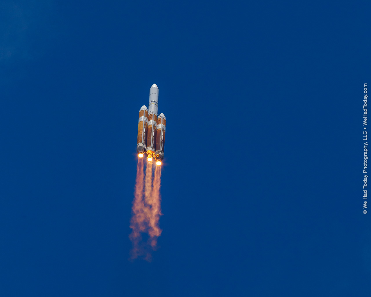 After liftoff, the center engine is throttled down to 55% thrust, resulting in a different exhaust pattern.